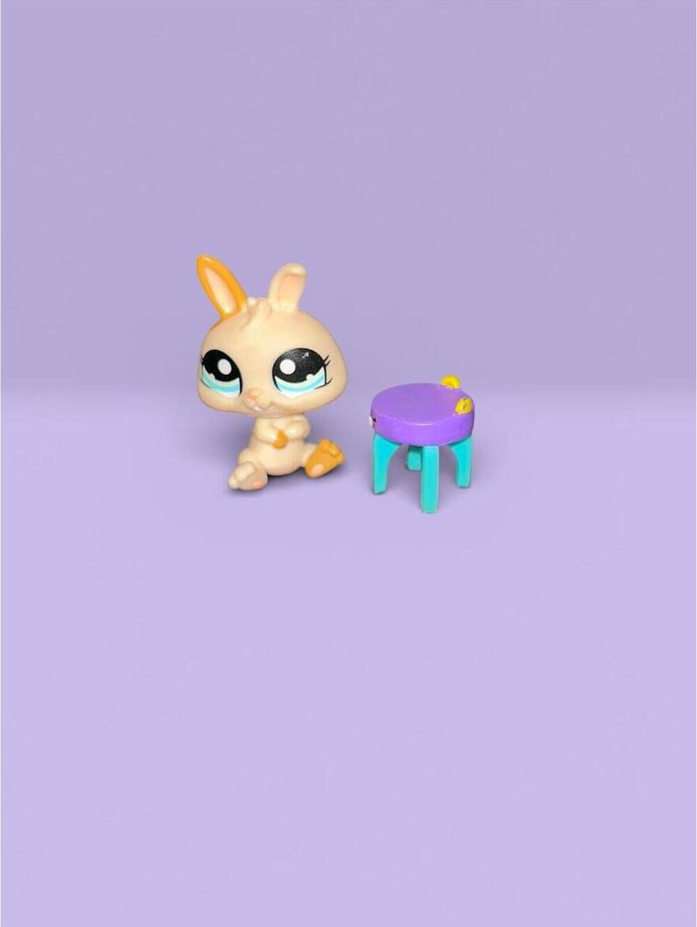 Littlest Pet Shop Cream Dwarf Bunny #1374 with Brown Ear LPS with Stool